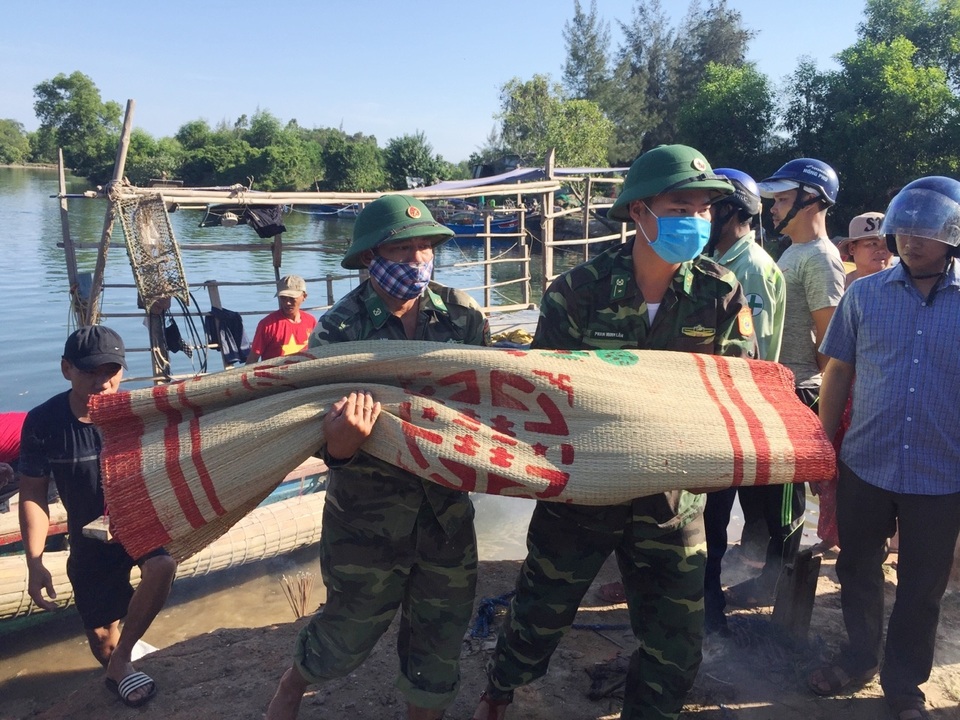 Vụ tàu câu mực bị đâm chìm trên biển: Tìm thấy thi thể cháu bé mất tích - 1 Vụ tàu câu mực bị đâm chìm trên biển: Tìm thấy thi thể cháu bé mất tích - 1