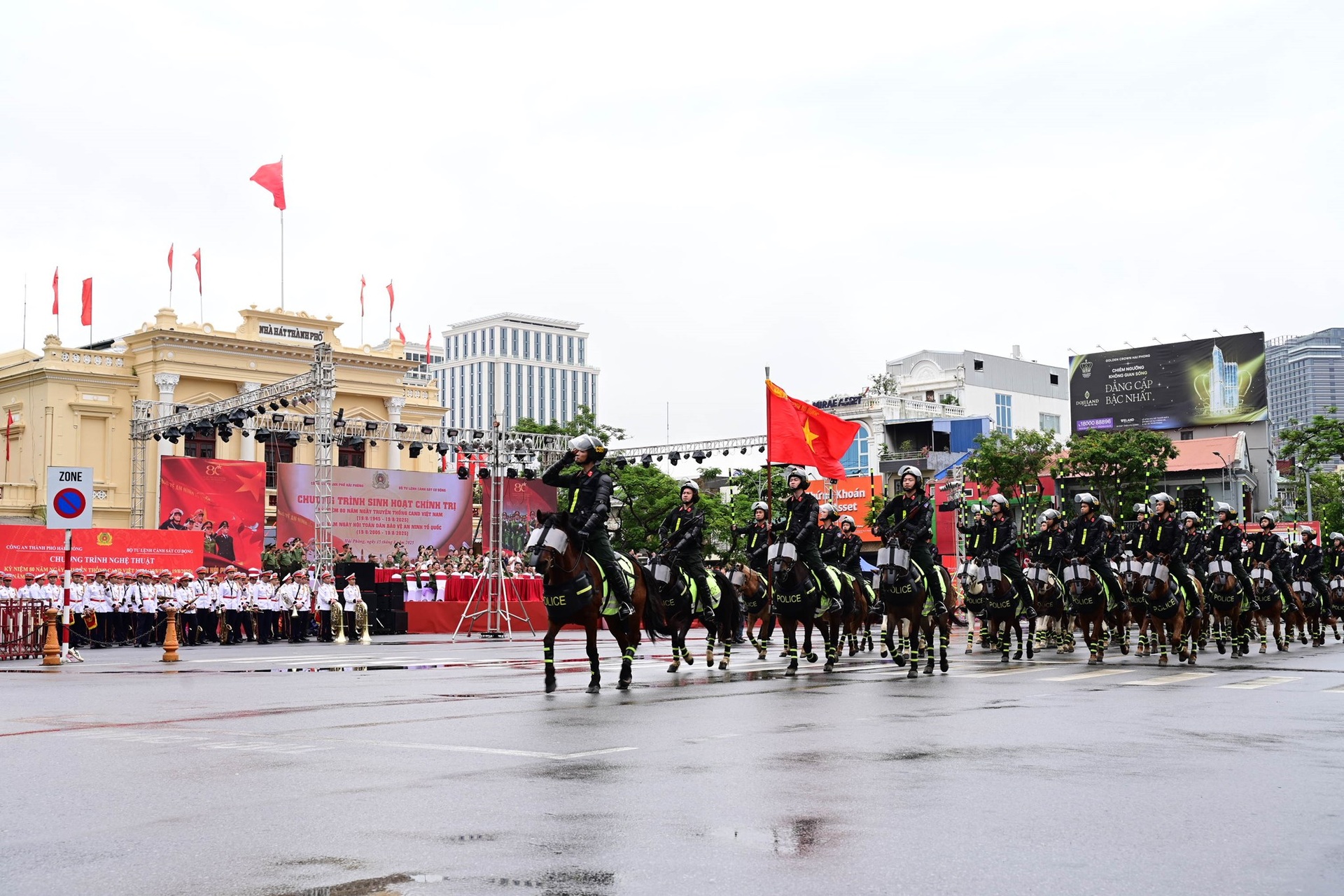 Kỵ binh Cảnh sát cơ động biểu diễn ở trung tâm Hải Phòng - 2 Kỵ binh Cảnh sát cơ động biểu diễn ở trung tâm Hải Phòng - 2