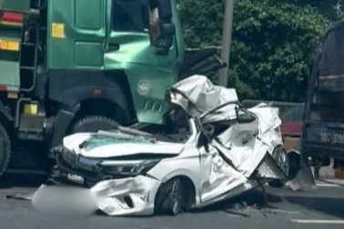 Ô tô bị "vò nát" sau tai nạn liên hoàn, tài xế thoát chết thần kỳ