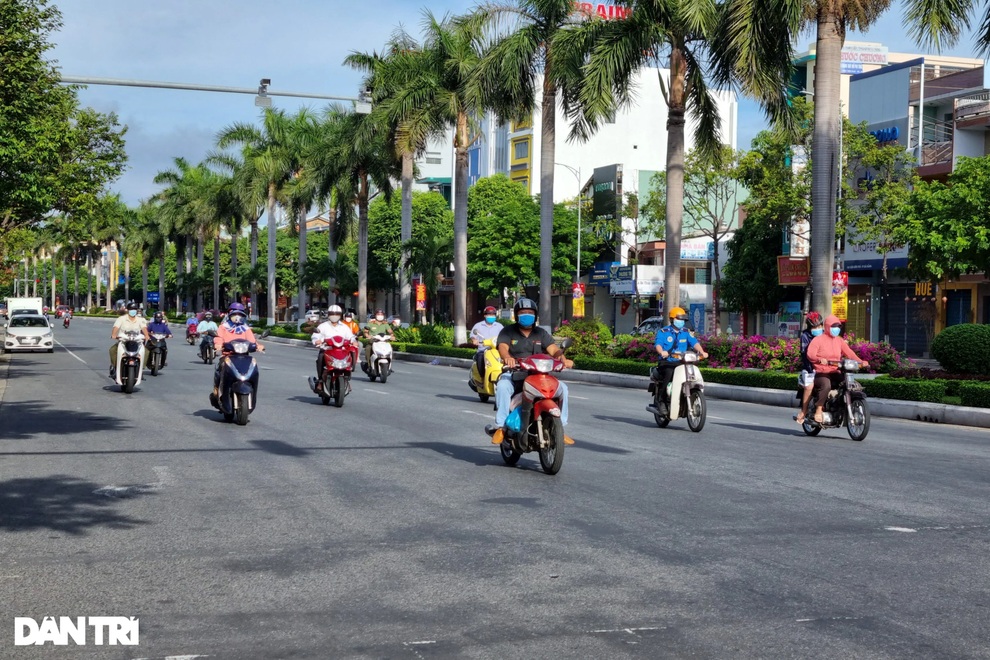 Bí thư Đà Nẵng đến chợ Hàn thăm hỏi bà con vùng xanh - 5 Bí thư Đà Nẵng đến chợ Hàn thăm hỏi bà con vùng xanh - 5