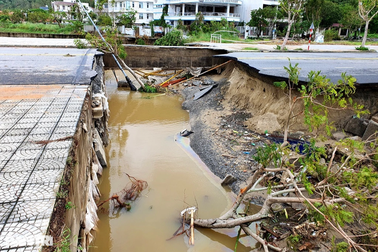 Lũ "xé toạc" đường ven biển Đà Nẵng