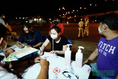 TPHCM lấy mẫu xét nghiệm toàn bộ hành khách ở sân bay, nhà ga