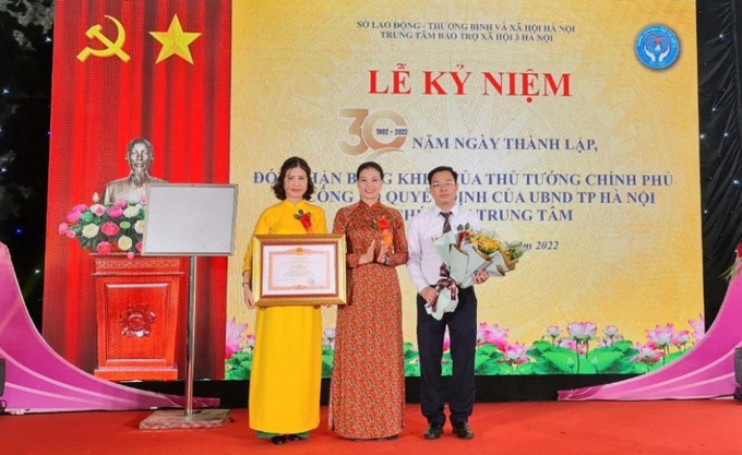 Giám đốc Sở LĐ-TB&XH TP Hà Nội Bạch Liên Hương trao Bằng khen của Thủ tướng Chính phủ tặng Trung tâm Bảo trợ xã hội 3 Hà Nội.