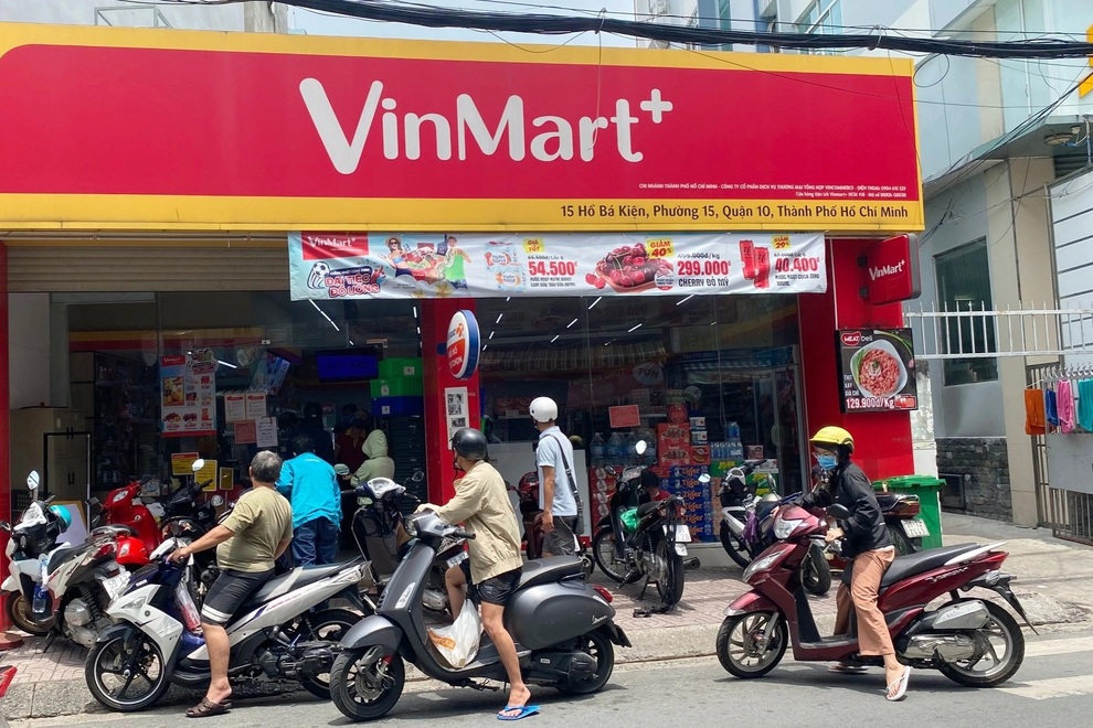 TPHCM: Cảnh xếp hàng dài ngoài siêu thị trong ngày có tin đồn thất thiệt - 3 TPHCM: Cảnh xếp hàng dài ngoài siêu thị trong ngày có tin đồn thất thiệt - 3