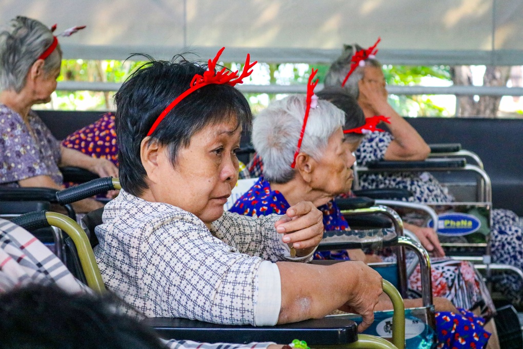 Noel ngập tràn tiếng cười của những người cô đơn - 3 Noel ngập tràn tiếng cười của những người cô đơn - 3