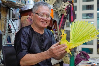 Xe cào cào lá dừa "lạc" giữa TPHCM, nhiều người mê mẩn vì được về tuổi thơ