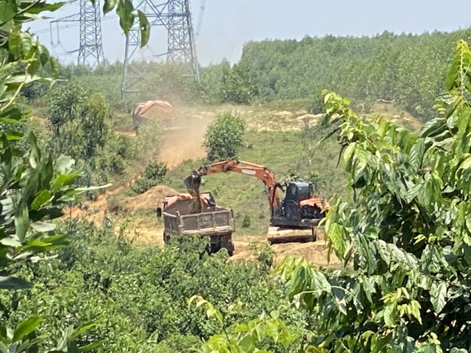 Tài nguyên khoáng sản bị lấy cắp dẫn đến thất thu nguồn thuế. Người dân còn cho biết, việc xe chở đất, cát lậu chạy tung hoành còn gây ô nhiễm môi trường, tiềm ẩn rất nhiều nguy cơ gây tai nạn do chúng thường xuyên chạy vào các đường thôn, làng, nhất là vào các khung giờ học sinh tan học