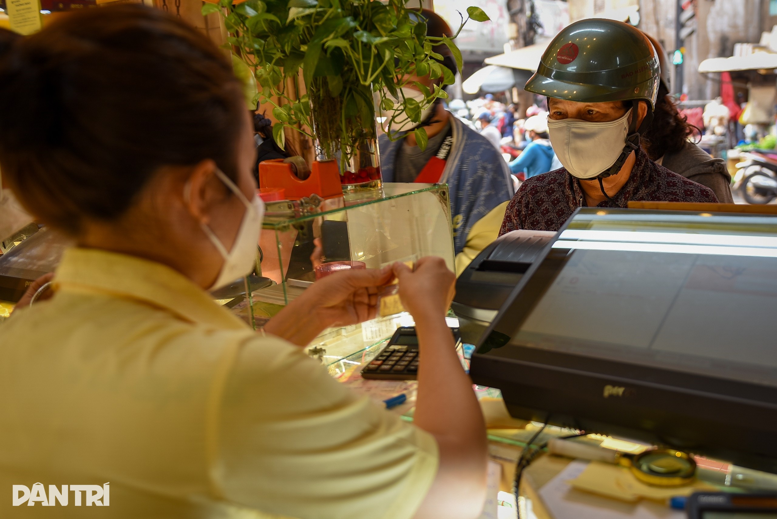 Tiệm vàng tại TPHCM đông nghịt người đến bán trong ngày giá tăng cao kỷ lục - 4 Tiệm vàng tại TPHCM đông nghịt người đến bán trong ngày giá tăng cao kỷ lục - 4