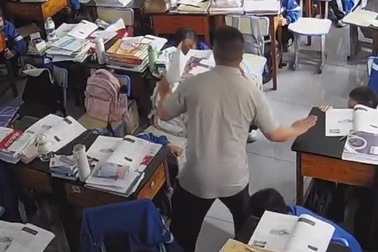 Phản ứng bất ngờ của giáo viên Trung Quốc trong động đất