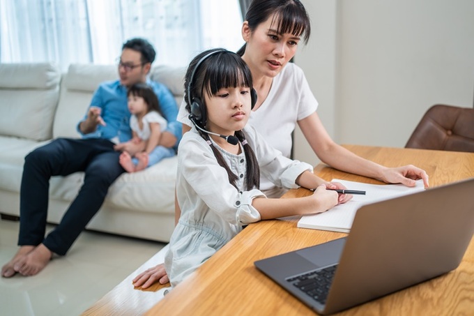 Cha mẹ và trẻ gặp không ít khó khăn trong quá trình học trực tuyến
