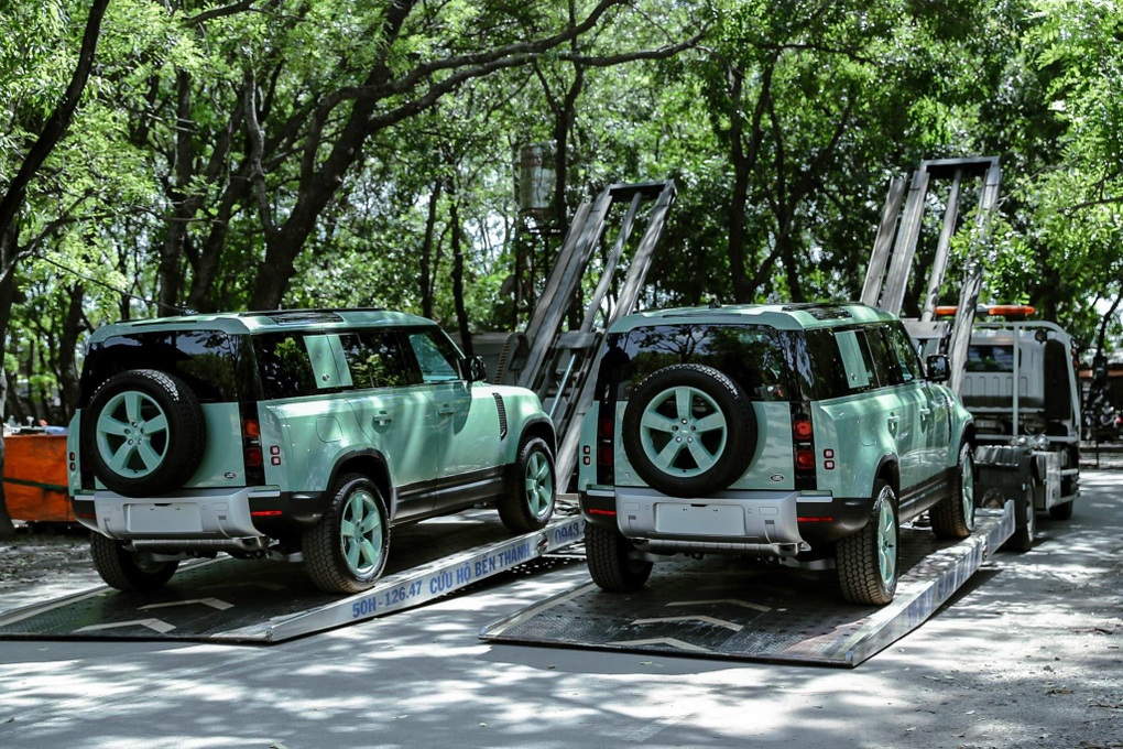 Anh em Bình Dương chi hơn 14 tỷ đồng mua cặp xe Land Rover bản giới hạn - 3 Anh em Bình Dương chi hơn 14 tỷ đồng mua cặp xe Land Rover bản giới hạn - 3