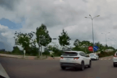 Ô tô lao vào dải phân cách rồi lật "phơi bụng" trên đường