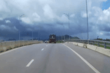 Tài xế ô tô con đi ngược chiều trên đường vào cao tốc Mai Sơn - Quốc Lộ 45