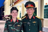 Chi Pu hạnh phúc khi được mặc quân phục cùng với bố là Đại tá