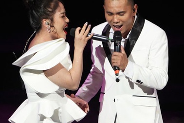 Tú Dưa ôm chặt vợ, xúc động nói “cảm ơn em”