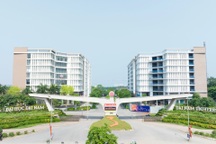 DNU trao học bổng cho tân sinh viên là người thân của cán bộ ngành y tế, giáo dục