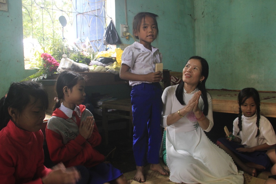 Học sinh miền núi tặng thầy cô hoa dại, sắn rừng, gạo, chuối… trong Ngày Nhà giáo - 10 Học sinh miền núi tặng thầy cô hoa dại, sắn rừng, gạo, chuối… trong Ngày Nhà giáo - 10