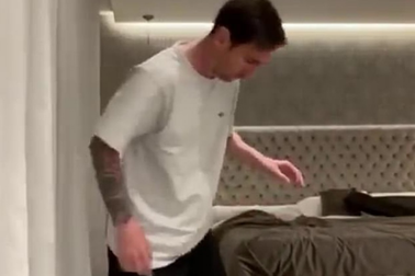 Messi “làm xiếc” với cuộn giấy vệ sinh mùa dịch Covid-19