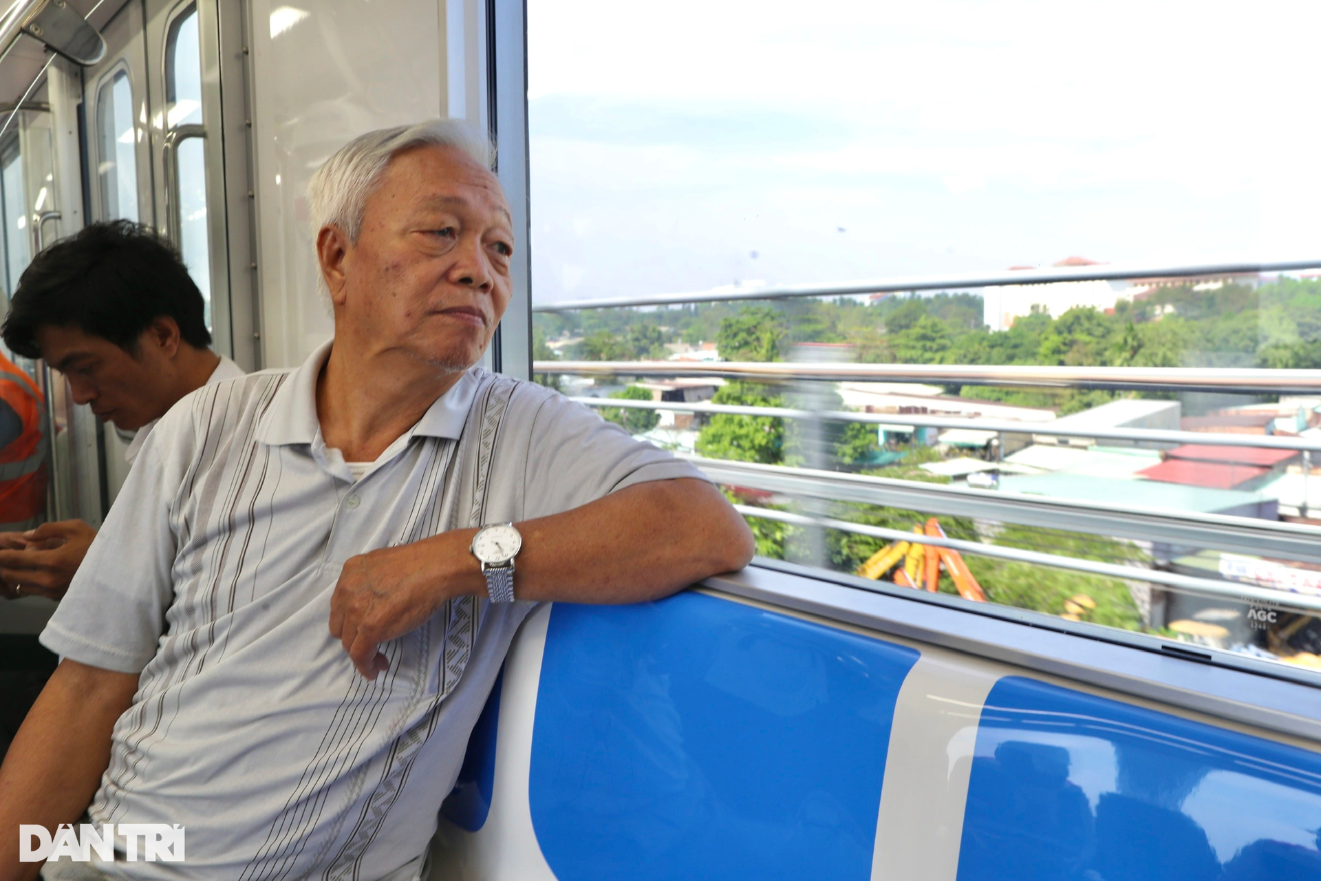 Người dân TPHCM hào hứng thử nghiệm tàu metro số 1 Bến Thành - Suối Tiên - 7 Người dân TPHCM hào hứng thử nghiệm tàu metro số 1 Bến Thành - Suối Tiên - 7