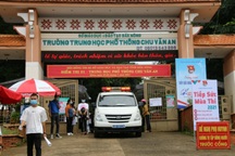 Hai thí sinh rời khu vực thi bằng xe… cấp cứu