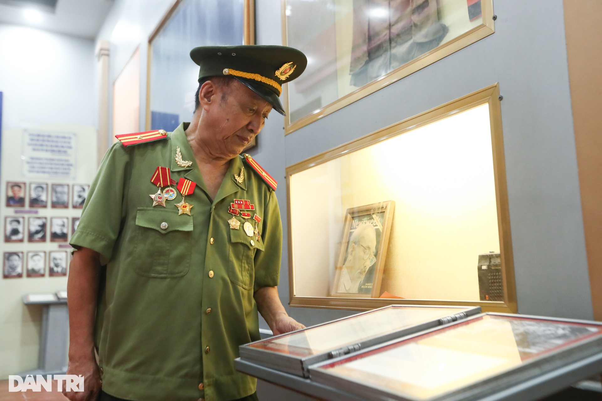 Hàng vạn người dân, cựu chiến binh đổ về TPHCM những ngày tháng 4 lịch sử - 11 Hàng vạn người dân, cựu chiến binh đổ về TPHCM những ngày tháng 4 lịch sử - 11