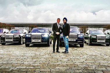 Đại gia gây sốc khi mua xe Rolls-Royce theo “lố”