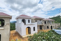 Vụ hàng chục "biệt thự" trái phép ở Lâm Đồng: Đình chỉ công tác chủ tịch xã