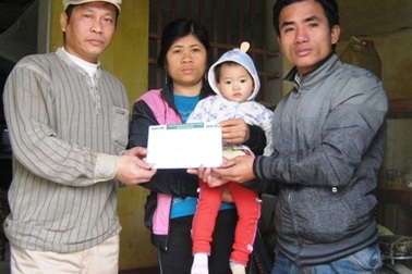 Em Hà Phương Thúy tiếp tục nhận quà bạn đọc