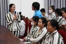 Tặng sách, trò chuyện về nghị lực vươn lên cùng 200 nữ phạm nhân