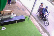 2 "nữ quái" vờ mua hàng, trộm được hơn 150 chiếc quần, áo