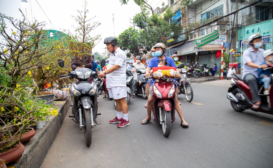 Nhiều ngày phơi mặt không bán nổi hoa, tiểu thương khóc thét lo mất Tết - 11 Nhiều ngày phơi mặt không bán nổi hoa, tiểu thương khóc thét lo mất Tết - 11