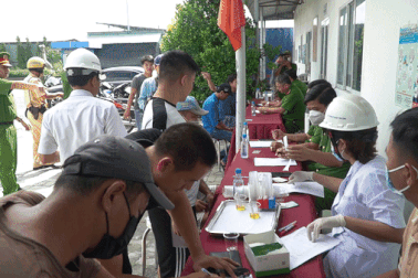 Công an TP Thủ Đức kiểm tra ma túy hàng chục tài xế xe container