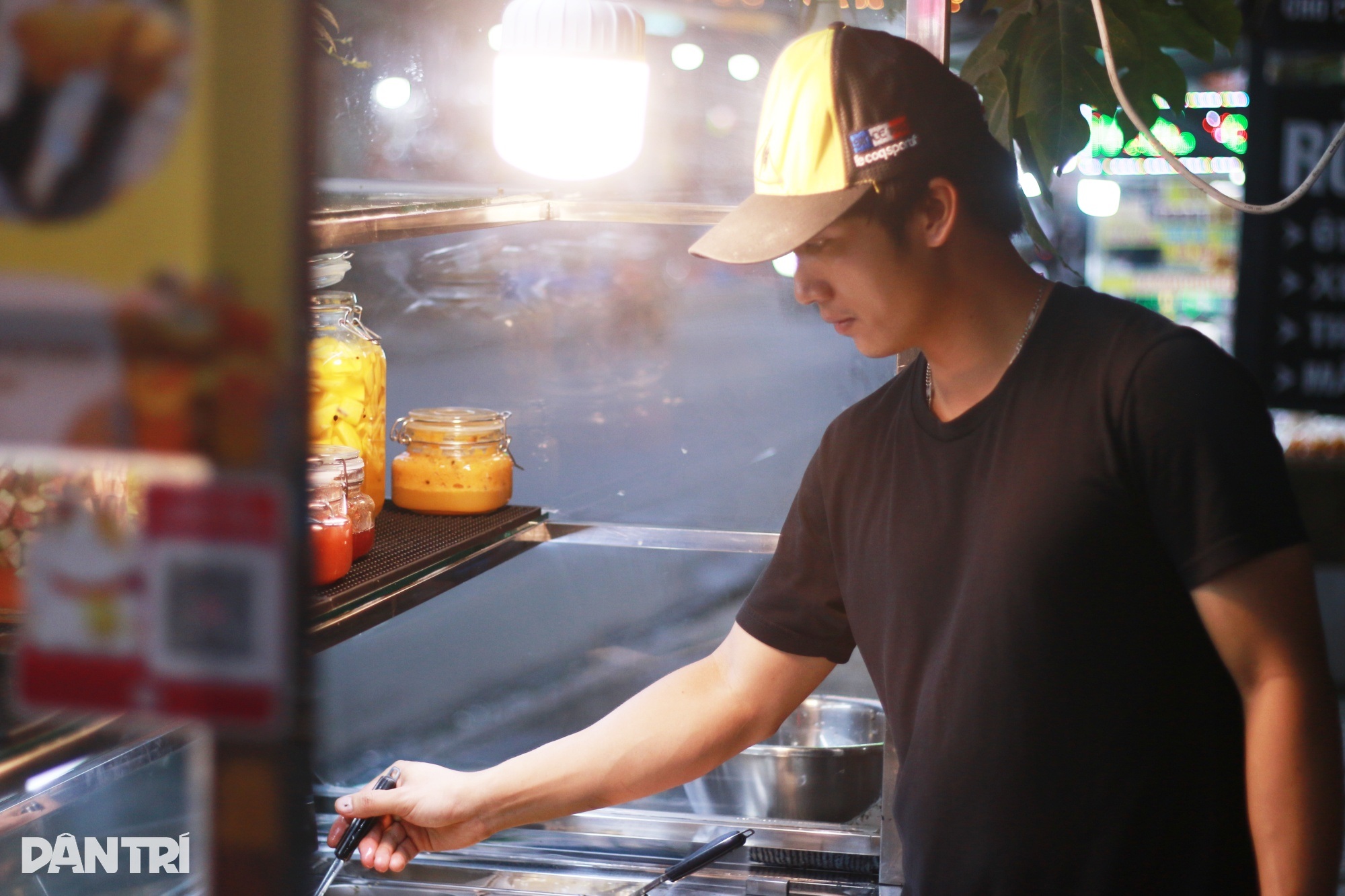 គាត់លក់តែដើម្បីផ្គត់ផ្គង់គ្រួសារ ខ្ចីលុយធ្វើអាជីវកម្ម លក់បាន ៨០០ កែវក្នុងមួយថ្ងៃ - ២ Anh bán trà nuôi cả nhà mượn nợ khởi nghiệp, doanh số 800 ly/ngày - 2