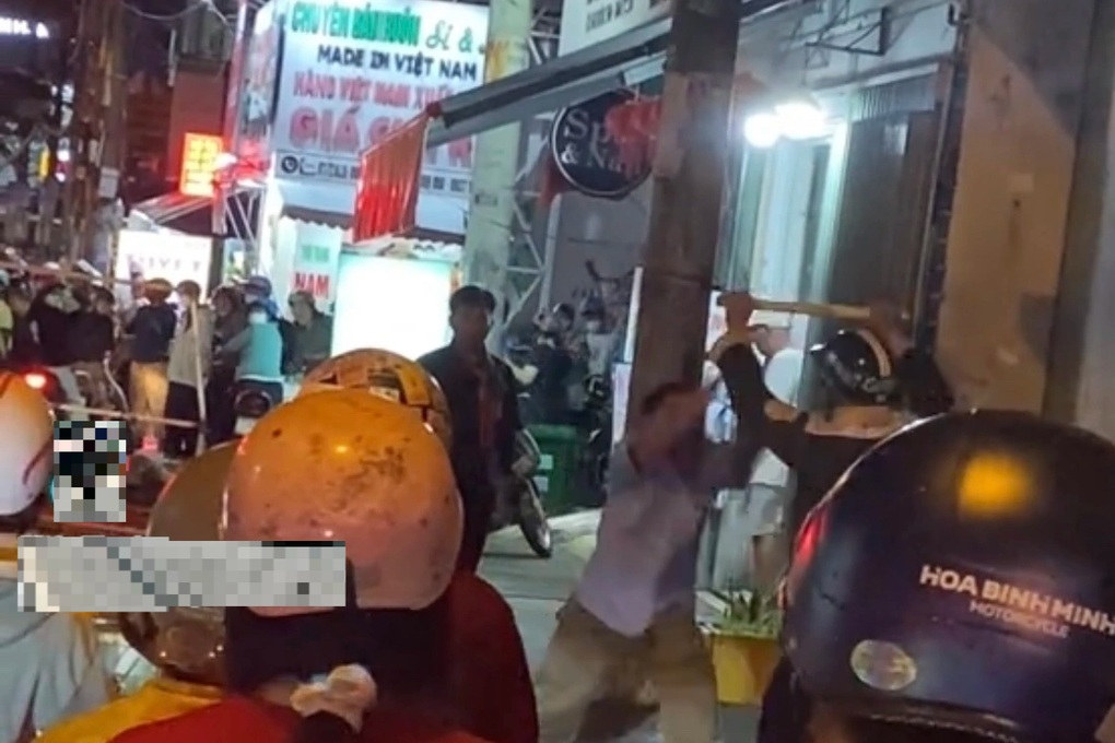 Hai người đàn ông cầm gậy đuổi đánh nhau trên đường ở TPHCM - 1 Hai người đàn ông cầm gậy đuổi đánh nhau trên đường ở TPHCM - 1