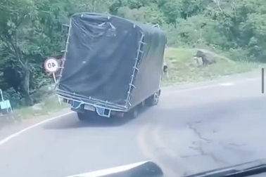 Xe tải lật nghiêng khi đi đèo vì chở quá trọng tải