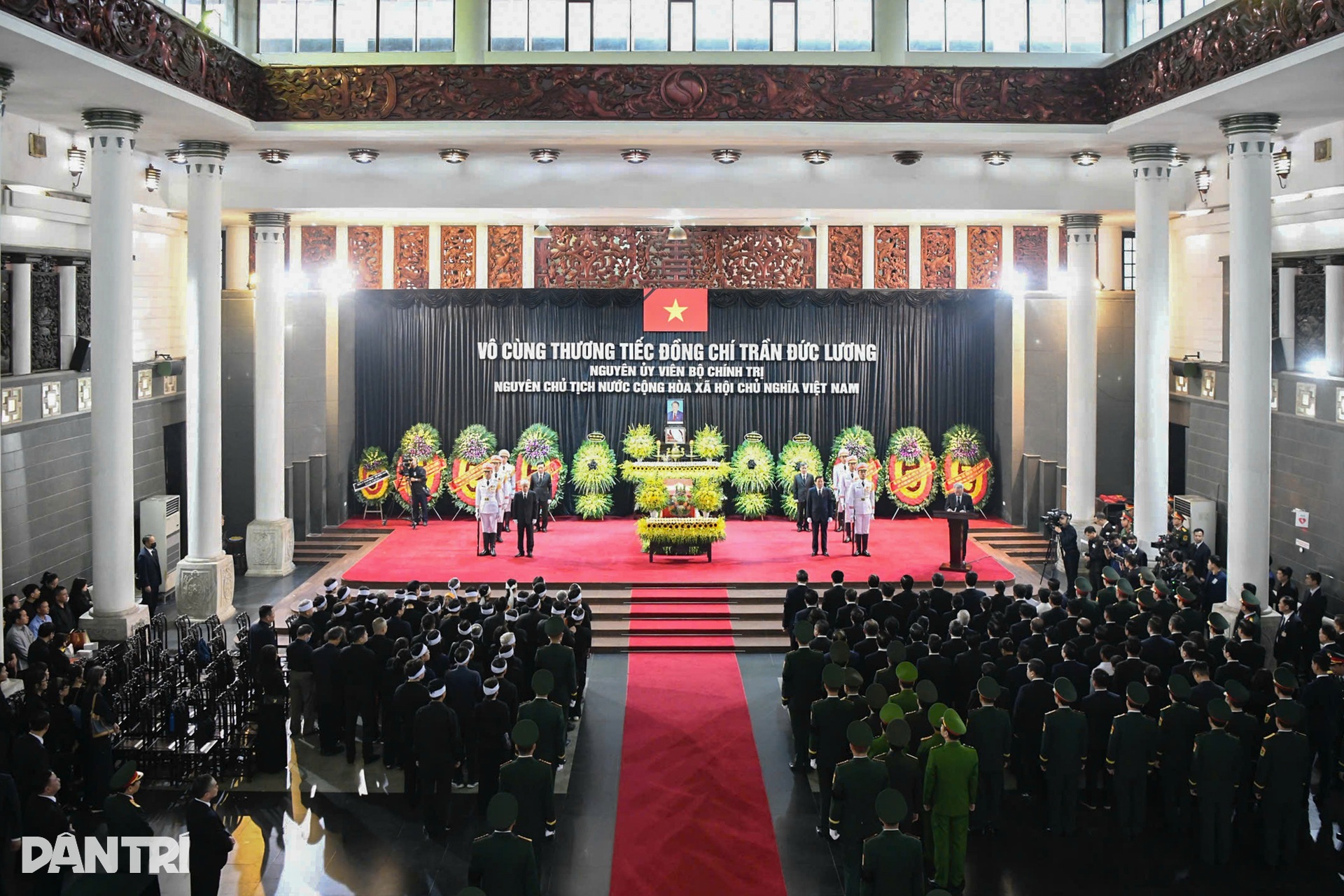 Đoàn xe chở linh cữu nguyên Chủ tịch Trần Đức Lương trên đường phố Hà Nội - 1 Đoàn xe chở linh cữu nguyên Chủ tịch Trần Đức Lương trên đường phố Hà Nội - 1