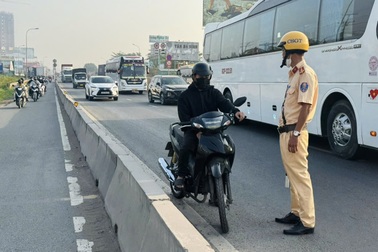 CSGT ngăn chặn nhiều người đi xe máy vào làn ô tô ở cửa ngõ phía đông TPHCM