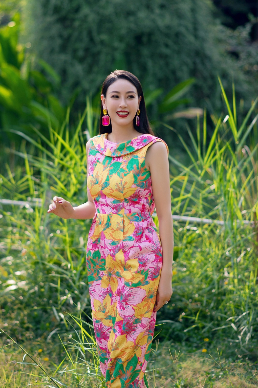 Hà Kiều Anh diện váy họa tiết rực rỡ, khoe nhan sắc trẻ trung tuổi U50 - 7 Hà Kiều Anh diện váy họa tiết rực rỡ, khoe nhan sắc trẻ trung tuổi U50 - 7