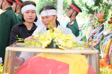 “Sao anh bỏ mẹ con em nơi đất khách quê người mà đi…”