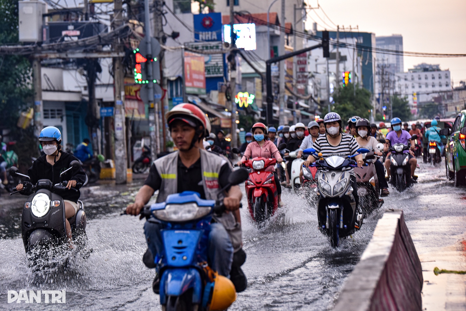 Nước tràn khắp ngõ hẻm TPHCM do đỉnh triều cuối tuần - 6 Nước tràn khắp ngõ hẻm TPHCM do đỉnh triều cuối tuần - 6