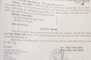 Dùng ly thủy tinh ném mẹ nhưng trúng con, bị truy tố tội “Cố ý gây thương tích”!