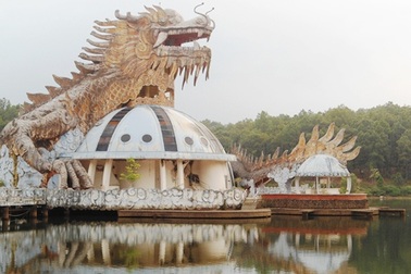 Thủy Tiên - hồ “chết” giữa đồi thông