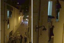 Khán giả đu mình trên cửa sổ tầng hai rạp hát để tránh đạn