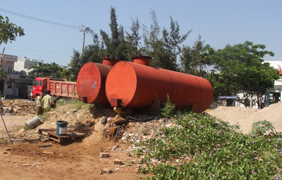 2 bồn dầu đặt trái phép trong khu dân cư, sát trường mầm non - 2 2 bồn dầu đặt trái phép trong khu dân cư, sát trường mầm non - 2