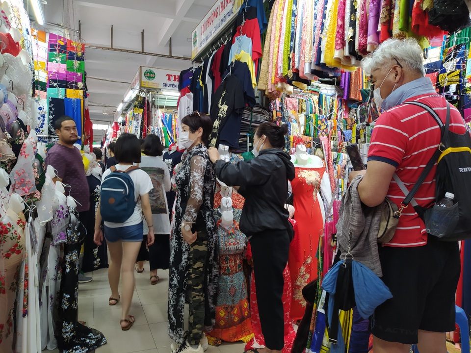 Dịch vụ may áo dài “nóng” ở Đà Nẵng vắng khách vì corona - 4 Dịch vụ may áo dài “nóng” ở Đà Nẵng vắng khách vì corona - 4