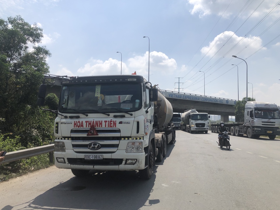 Người đàn ông bị cuốn vào gầm xe bồn tại điểm đen tai nạn, tử vong - 1 Người đàn ông bị cuốn vào gầm xe bồn tại điểm đen tai nạn, tử vong - 1