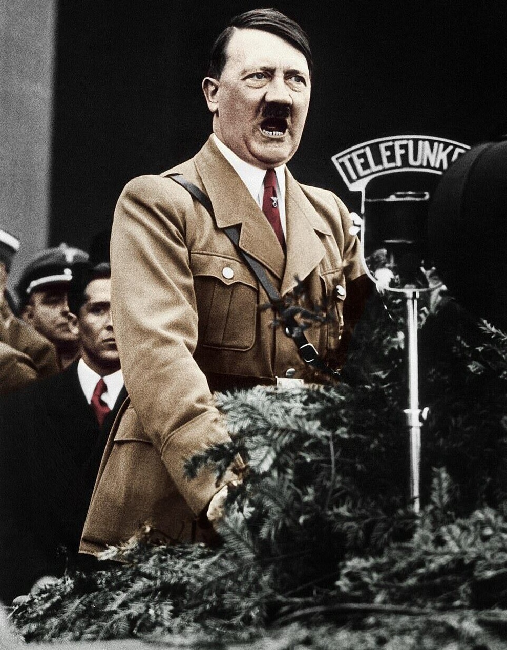 Giải mã bí ẩn về những ngày cuối đời tuyệt vọng của trùm phát xít Hitler - 2 Giải mã bí ẩn về những ngày cuối đời tuyệt vọng của trùm phát xít Hitler - 2