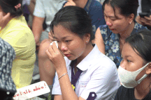 Học trò lớp 12 tri ân thầy cô, cha mẹ trong nước mắt