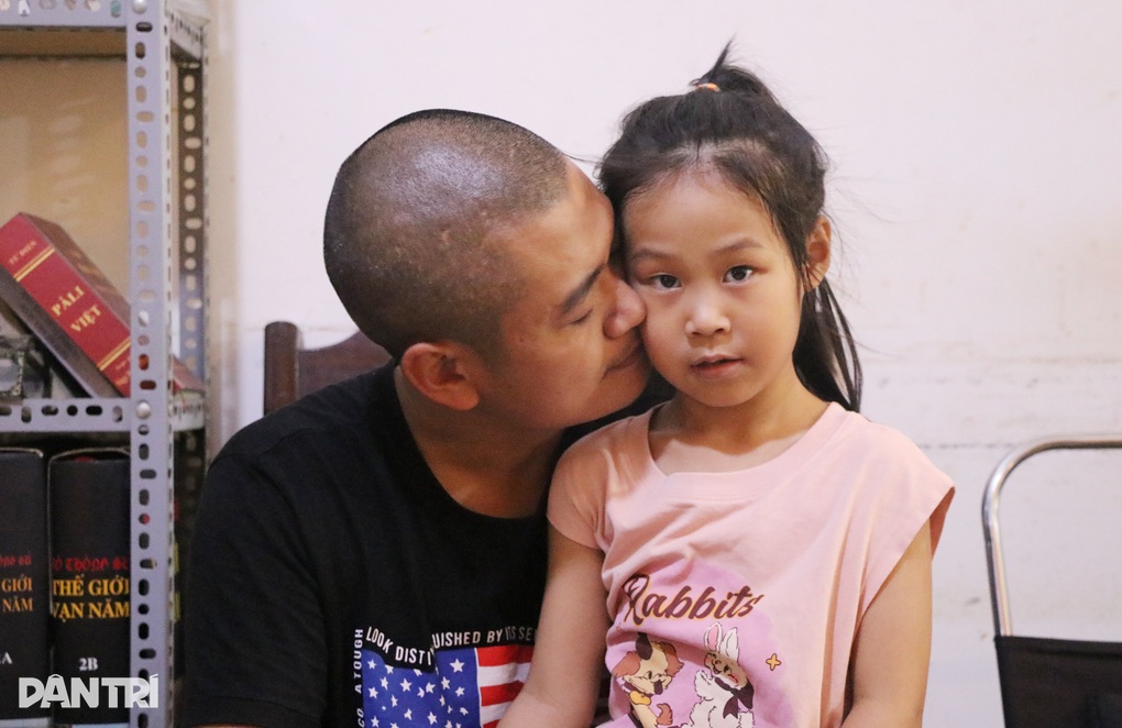 Hai cha con trôi dạt 12 tiếng trên biển: Tay ôm con, chân thay mái chèo - 3 Hai cha con trôi dạt 12 tiếng trên biển: Tay ôm con, chân thay mái chèo - 3