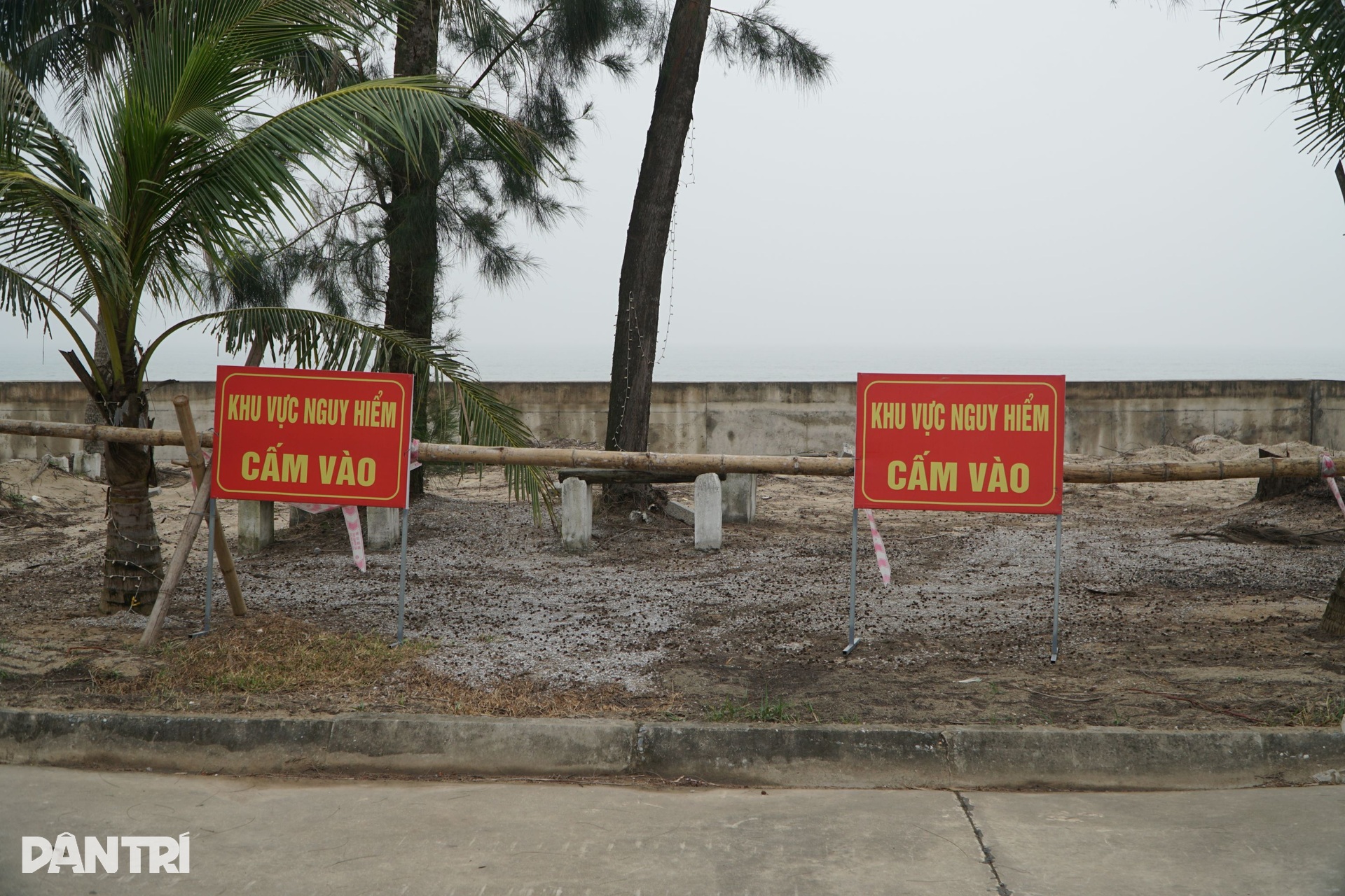 Bàn tay trên biển ngả nghiêng, bờ kè khu du lịch bị xé toang - 13 Bàn tay trên biển ngả nghiêng, bờ kè khu du lịch bị xé toang - 13
